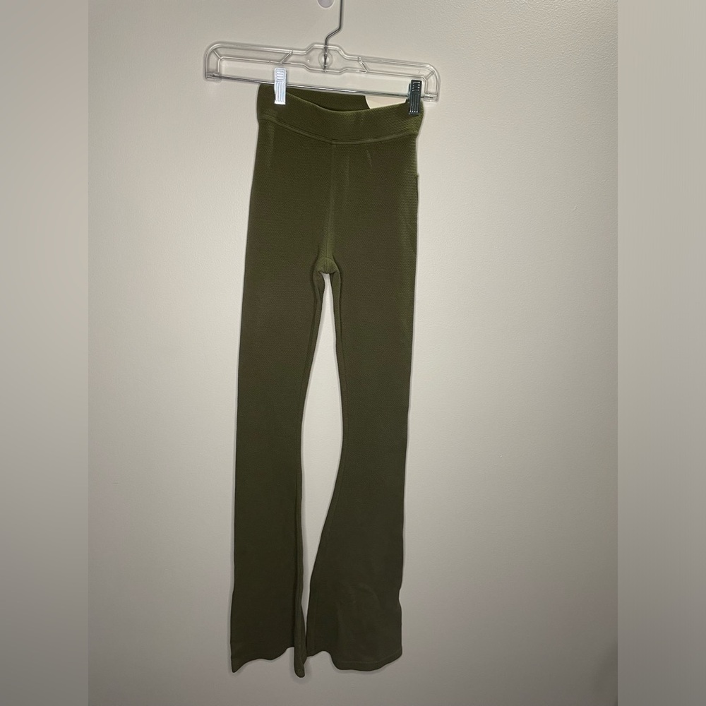 NWT Offline by Aerie Green High Rise Textured Flare Leggings Pockets Athleisure